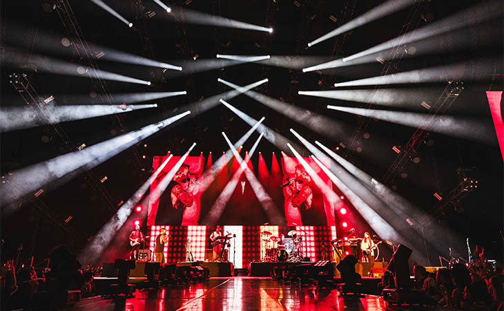 نهاية عام استثنائية… "مارون 5" تشعل ليلة رأس السنة من قلب أتلانتس النخلة